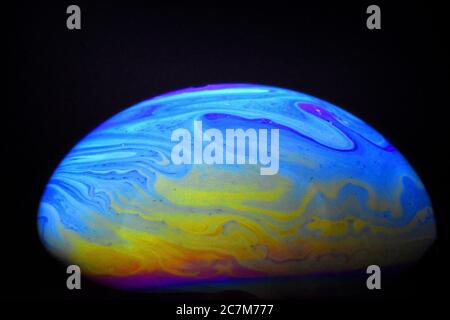 bulle de savon colorée. visualisation de la planète et de l'espace. modèle d'ambiance Banque D'Images