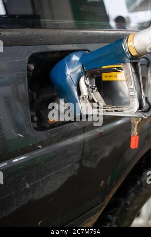 Plan vertical d'une buse d'essence dans une station-service remplissage du réservoir de carburant de la voiture Banque D'Images
