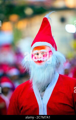 Habillés de couleurs vives sur santa fait flashmob de Buon Natale christmas fest 2017 thrissur thrissur, Kerala, Inde,une célébration de Noël unique lor Banque D'Images