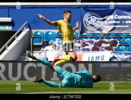 Londres, Royaume-Uni. 18 juillet 2020. Londres, Royaume-Uni. 18 juillet 2020 ; le Kiyan Prince Foundation Stadium, Londres, Angleterre ; football de championnat d'Angleterre, Queen Park Rangers versus Millwall ; gardien de but Joe Lumley de Queens Park Rangers sauve le ballon de Tom Bradshaw de Millwall crédit: Images de sports action plus/Alamy Live News crédit: Images de sports action plus/Alamy Live News Banque D'Images