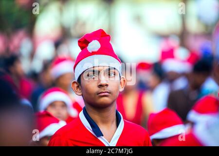 Habillés de couleurs vives sur santa fait flashmob de Buon Natale christmas fest 2017 thrissur thrissur, Kerala, Inde,une célébration de Noël unique lor Banque D'Images