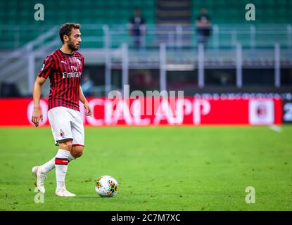 Milan, Italie. 15 juillet 2020. Hakan Calhanoglu de l'AC Milan pendant la série UN match de 2019/20 entre l'AC Milan contre Parme Calcio au stade San Siro, Milan, Italie le 15 juillet 2020 - photo Fabrizio Carabelli/LM crédit: Fabrizio Carabelli/LPS/ZUMA Wire/Alay Live News Banque D'Images