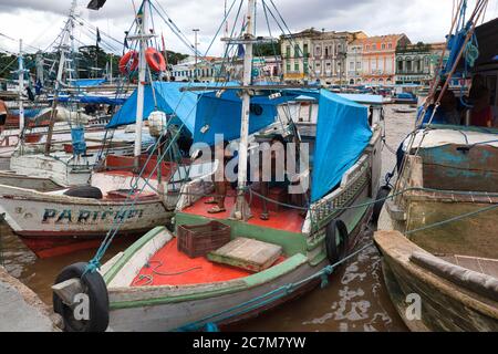 De petits bateaux de pêche amarrés dans le port de Belem sur l'Amazone, État de Para, Brésil Banque D'Images
