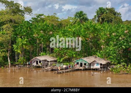 La rivière Amazone et des maisons sur pilotis sur la rive de la rivière, une façon traditionnelle brésilienne de vivre près de la rivière. Près de Belem, État de Para, Brésil Banque D'Images