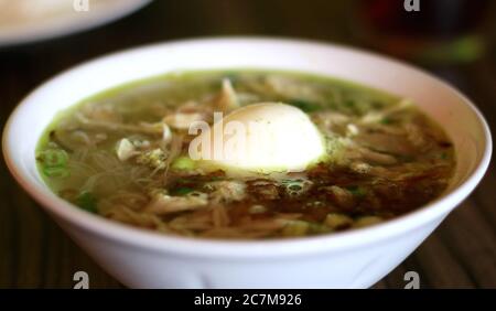 Soto ayam ou soupe de poulet indonésienne avec œuf dur. Banque D'Images