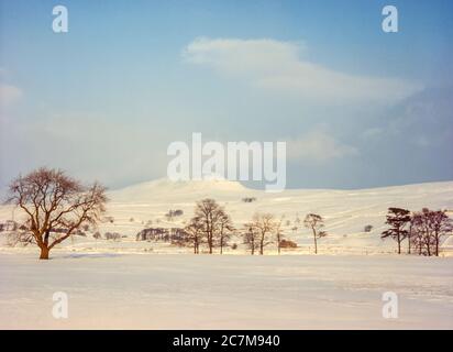 C'est la montagne de Pen y-Ghent, à la tête de la vallée de Ribblesdale et du village de Horton à Ribblesdale, un des célèbres Yorkshire Dales trois sommets de Penyghent, Ingleborough et Whernside pendant l'hiver 1980 Banque D'Images