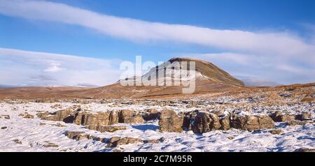 C'est la montagne de Pen y-Ghent, à la tête de la vallée de Ribblesdale et du village de Horton à Ribblesdale, un des célèbres Yorkshire Dales trois sommets de Penyghent, Ingleborough et Whernside pendant l'hiver 1980 Banque D'Images