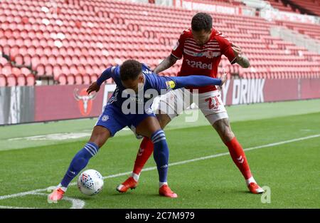 Josh Murphy de Cardiff (à gauche) et Marvin Johnson de Middlesbrough se battent pour le ballon lors du match de championnat Sky Bet au stade Riverside, à Middlesbrough. Banque D'Images