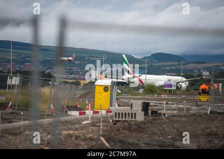 Glasgow, Écosse, Royaume-Uni. 17 juillet 2020. Photo : deuxième jour de retour des vols Emirates à Glasgow après le confinement facilité du coronavirus. L'aéroport de Glasgow est en train de transformer le terrain à côté du parking 3 en un nouveau développement pour l'aéroport. Crédit : Colin Fisher/Alay Live News. Banque D'Images