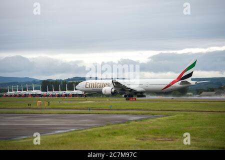 Glasgow, Écosse, Royaume-Uni. 17 juillet 2020. Photo : deuxième jour de retour d'Emirates à Glasgow après le verrouillage éaqué du coronavirus vu sur fond d'Airbus A319/A320/A321 de British Airways, montrant à quel point la crise du coronavirus (COVID19) a affecté l'industrie aérienne mondiale. British Airways a aujourd'hui réduit de plus en plus les services Boeing 747 et a déjà mis un quart de son personnel à la porte en raison de la pandémie. Toutefois, Emirates Airlines a déclaré qu'elle avait ouvert de nouveaux itinéraires. Crédit : Colin Fisher/Alay Live News. Banque D'Images