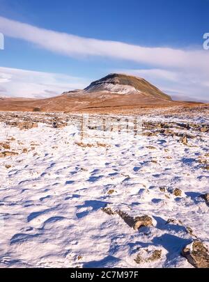 C'est la montagne de Pen y-Ghent, à la tête de la vallée de Ribblesdale et du village de Horton à Ribblesdale, un des célèbres Yorkshire Dales trois sommets de Penyghent, Ingleborough et Whernside pendant l'hiver 1980 Banque D'Images