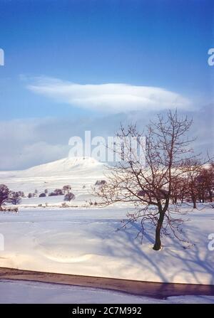 C'est la montagne de Pen y-Ghent, à la tête de la vallée de Ribblesdale et du village de Horton à Ribblesdale, un des célèbres Yorkshire Dales trois sommets de Penyghent, Ingleborough et Whernside pendant l'hiver 1980 Banque D'Images