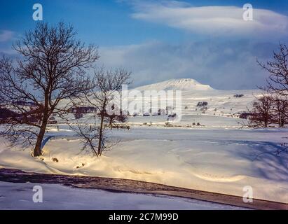 C'est la montagne de Pen y-Ghent, à la tête de la vallée de Ribblesdale et du village de Horton à Ribblesdale, un des célèbres Yorkshire Dales trois sommets de Penyghent, Ingleborough et Whernside pendant l'hiver 1980 Banque D'Images