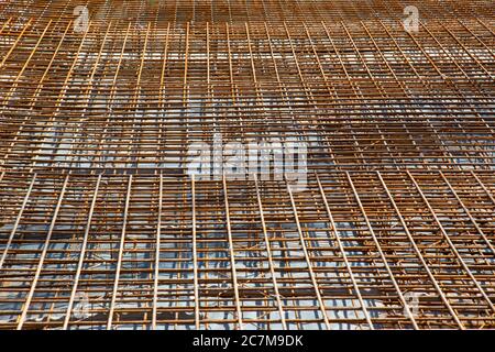 Tapis de treillis d'acier rouillés pour le renforcement d'une plaque de base sur un chantier de construction Banque D'Images