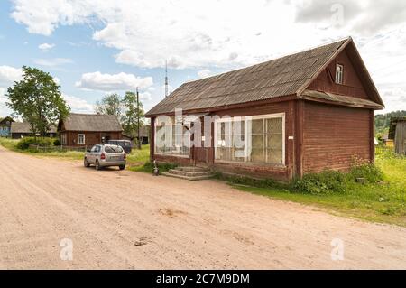 Boutique rurale dans une ancienne maison en bois sur la route du village russe. Banque D'Images