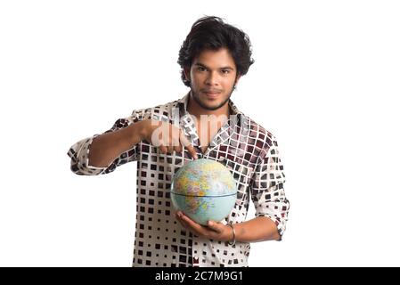 jeune homme avec un monde sur fond blanc. Banque D'Images