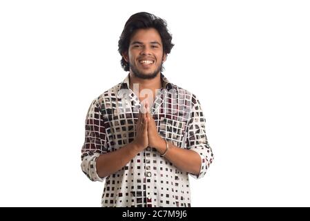 Saluant 'Namaste'. Mains représentant le salut traditionnel indien, Namaste (Bienvenue), isolé sur blanc. Banque D'Images
