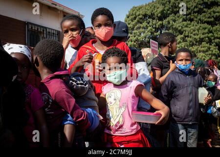 Johannesburg, Afrique du Sud. 18 juillet 2020. Les gens se font la queue pour une nourriture gratuite lors d'un événement caritatif qui marquera la Journée internationale Nelson Mandela à Johannesburg, en Afrique du Sud, le 18 juillet 2020. Credit: Yeshiel/Xinhua/Alay Live News Banque D'Images