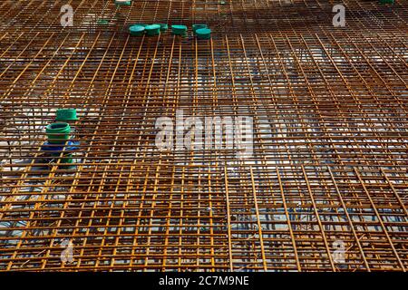 Tapis de treillis d'acier rouillés pour le renforcement d'une plaque de base sur un chantier de construction Banque D'Images