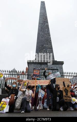 Carmarthen, Carmarthenshire, pays de Galles, Royaume-Uni. 18 juillet 2020. Les manifestants marchent pour soutenir le retrait du monument Picton à Carmarthen, qui commémore le général Thomas Picton, ancien gouverneur de Trinidad. Crédit: Gruffydd Ll. Thomas/Alay Live News Banque D'Images