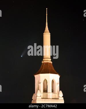 17 juillet 2020 : le Comet NEOWISE, ou (C2020) F3, dans le ciel au-dessus du clocher de Arlington Theaterâ€™s dans le centre de Santa Barbara, CA 17 juillet 2020. Il sera visible pendant quelques nuits supplémentaires, environ une heure après le coucher du soleil dans le ciel du nord-ouest. Si vous manquez l'occasion, vous pouvez la saisir à nouveau dans 6,766 ans. (Image crédit : © Mike EliasonZUMA Wire) Banque D'Images