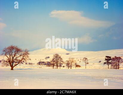 C'est la montagne de Pen y-Ghent, à la tête de la vallée de Ribblesdale et du village de Horton à Ribblesdale, un des célèbres Yorkshire Dales trois sommets de Penyghent, Ingleborough et Whernside pendant l'hiver 1980 Banque D'Images