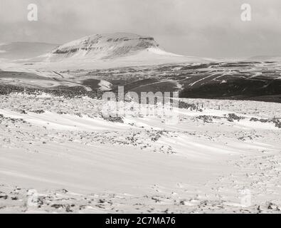 C'est la montagne de Pen y-Ghent, à la tête de la vallée de Ribblesdale et du village de Horton à Ribblesdale, un des célèbres Yorkshire Dales trois sommets de Penyghent, Ingleborough et Whernside pendant l'hiver 1980 Banque D'Images