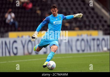 Simon Sluga, gardien de but de Luton Town, lors du match de championnat Sky Bet au KCOM Stadium, à Hull. Banque D'Images