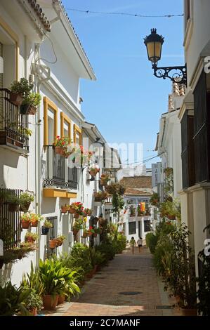 Andalousie en Espagne: Une rue calme dans Benalmadena 'Pueblo' ou village. Banque D'Images