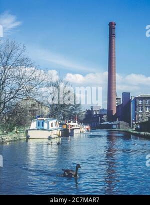 C'est le canal de Skipton vers 1990 dans la ville de Skipton dans le Yorkshire Dales à la jonction du canal Leeds-Liverpool d'où les matières textiles auraient été transportées pendant l'ère victorienne vers et depuis les usines locales de laine et de coton à Leeds-Liverpool et Manchester et au-delà. Banque D'Images