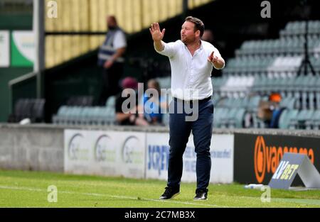 Darren Sarll, directeur de la ville de Yeovil, sur la ligne de contact lors du match d'élimination de la Ligue nationale de Vanarama à Hush Park, Yeovil. Banque D'Images