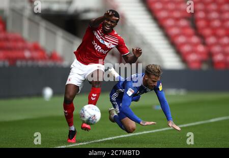 Anfernee Dijksteel de Middlesbrough (à gauche) et Joe Bennett de Cardiff se battent pour le ballon lors du match de championnat Sky Bet au stade Riverside, à Middlesbrough. Banque D'Images