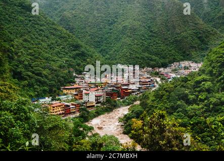 Les montagnes verdoyantes des Andes entourant la ville d'Aguas Calientes, Cusco, Pérou, Amérique du Sud Banque D'Images