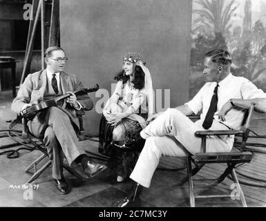 Directeur WILLIAM DESMOND TAYLOR (à droite) Avec son partenaire gay de longue date, le directeur artistique GEORGE JAMES HOPKINS et MAY McAvoy en costume comme Carlotta sur le terrain franc pendant le tournage de LA MORALE 1921 de la pièce et de nouveaux morals de Marcus Ordeyne par William J. Locke film silencieux Realart Pictures Corporation / Paramount Pictures Banque D'Images