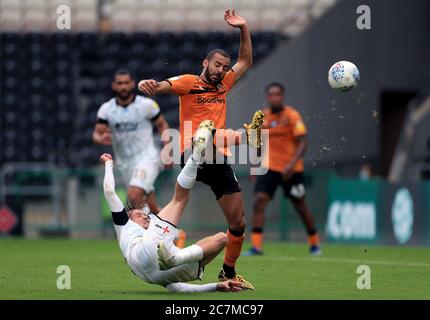 Glen Rea (à gauche) de Luton Town et Kevin Stewart de Hull City se battent pour le ballon lors du match de championnat Sky Bet au KCOM Stadium, à Hull. Banque D'Images