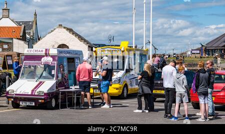 North Berwick, East Lothian, Écosse, Royaume-Uni, 18 juillet 2020. Météo au Royaume-Uni : soleil d'été dans une ville balnéaire très fréquentée qui est de retour à la normale, mais avec des mesures de distance sociale en place Banque D'Images