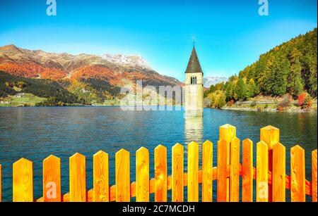 Vue fantastique en automne du clocher submergé dans le lac Resia. Lieu: Village de Graun im Vinschgau, Lago di Resia ou Reschensee, province du Tyrol du Sud, R Banque D'Images