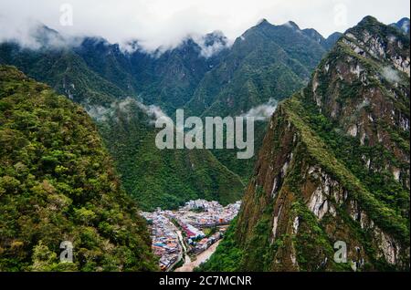 Les montagnes verdoyantes des Andes entourant la ville d'Aguas Calientes, Cusco, Pérou, Amérique du Sud Banque D'Images
