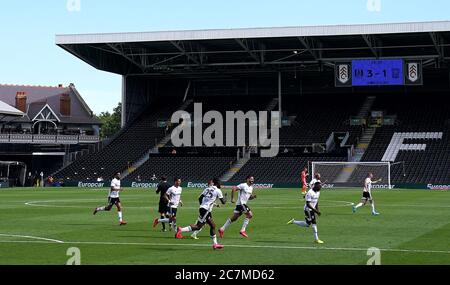 Neeskens Kebano (à droite) de Fulham célèbre le quatrième but de son côté du jeu, à partir d'un coup de pied libre avec des équipes-amtes pendant le match de championnat de Sky Bet à Craven Cottage, Londres. Banque D'Images