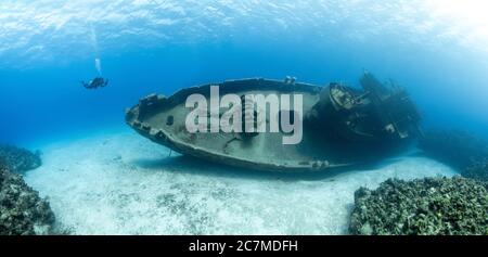 Plongée sous-marine à l'intérieur de la célèbre épave sous-marine USS Kittiwake Les îles Grand Cayman Banque D'Images