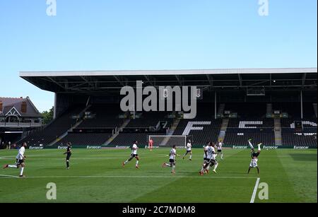 Neeskens Kebano (à droite) de Fulham célèbre le quatrième but de son côté du jeu, à partir d'un coup de pied libre avec des équipes-amtes pendant le match de championnat de Sky Bet à Craven Cottage, Londres. Banque D'Images