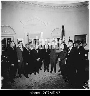 Washington, DC -- Photographie de la réunion du président avec les dirigeants de la Marche sur Washington le 28 août 1963. De gauche à droite Willard Wirtz, Martin Luther King, Jr., Eugene Carson Blake, John F. Kennedy, Lyndon Baines Johnson, Walter Reuther autres non dans l'ordre A. Philip Randolph, John Lewis, Whitney Young, Mathew Ahmann, Joachin Prinz, Roy Wilkins, Floyd McKissick. Crédit: White House via CNP /MediaPunch Banque D'Images