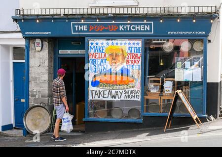 Lyme Regis, Dorset, Royaume-Uni. 18 juillet 2020. La cuisine pop-up de la station balnéaire de Lyme Regis à Dorset a une grande bannière avec une image de dessin animé du président Donald Trump avec un slogan "Make Paella Great Again". Crédit photo : Graham Hunt/Alay Live News Banque D'Images