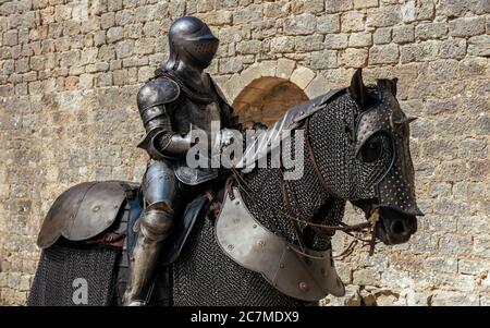 Statue en métal d'un soldat assis sur le cheval Banque D'Images