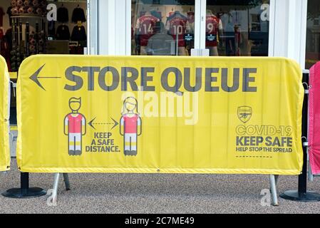 Un avis ou une pancarte à l'extérieur de la boutique Arsenal football Club du stade Emirates conseillent aux clients de se tenir à une distance sécuritaire les uns des autres pendant leur séjour Banque D'Images