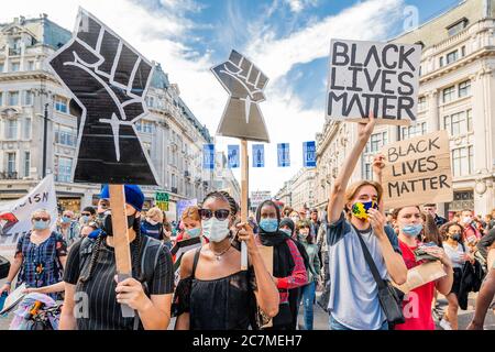 Londres, Royaume-Uni. 18 juillet 2020. Une marche pro-palestinienne, opposée au plan d'annexion d'Israël en Cisjordanie, se joint à une manifestation Black Lives Matter et ensemble ils bloquent temporairement Oxford Circus, tout en marchant dans le centre de Londres. Crédit : Guy Bell/Alay Live News Banque D'Images