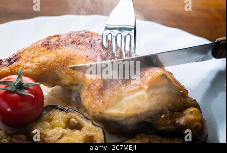 Cuisse de poulet rôtie avec légumes.vue du dessus. Banque D'Images