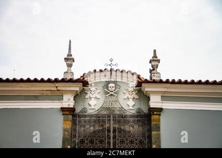 Détail de l'entrée du cimetière à São João del Rei Banque D'Images