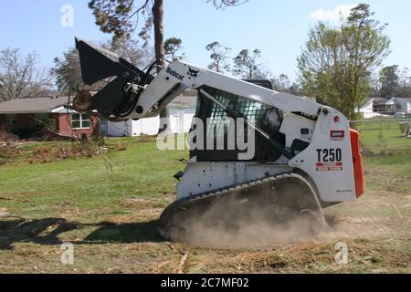 BILOXI, ÉTATS-UNIS - 06 septembre 2005 : vue latérale du chargeur qui enlève le tronc d'arbre abattu par l'ouragan Katrina. Banque D'Images