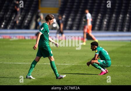 Adam Reach de Sheffield Wednesday (à gauche) et Jacob Murphy semblent découragés après le coup de sifflet final lors du match du championnat Sky Bet à Craven Cottage, Londres. Banque D'Images